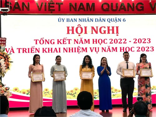 Cô Đỗ Thị Mai Duyên - Giáo viên Trường Mầm non Rạng Đông Quận 6 đã được Chủ tịch Ủy Ban Nhân dân Quận 6 tặng giấy khen “Đạt thành tích cao tại các kỳ thi và có nhiều đóng góp trong lĩnh vực giáo dục, đào tạo năm học 2022 - 2023”.
