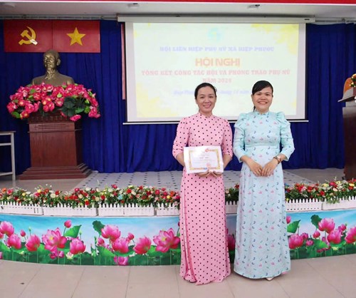 Cô Nguyễn Thị Mỹ Hạnh được tặng giấy khen có thành tích xuất sắc trong phong trào hội liên hiệp phụ nữ xã Hiệp Phước