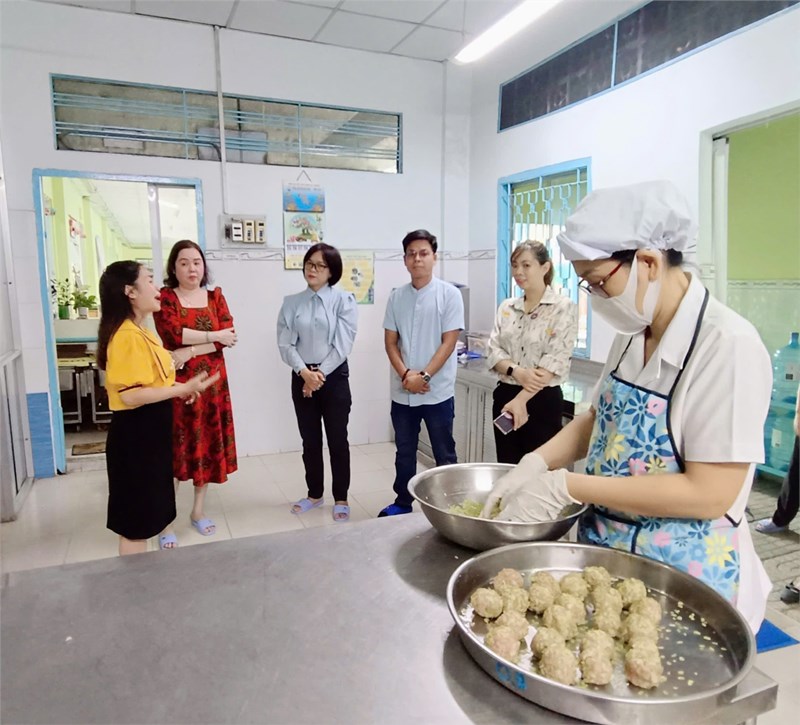 Ban đại diện cha mẹ học sinh tham quan bữa ăn và bếp ăn bán trú tại trường mầm non Sen Hồng