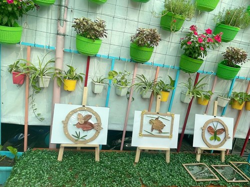 Một tiết học ngoài trời của các bé trường mầm non Sen Hồng với hoạt động   Tạo hình với lá cây 