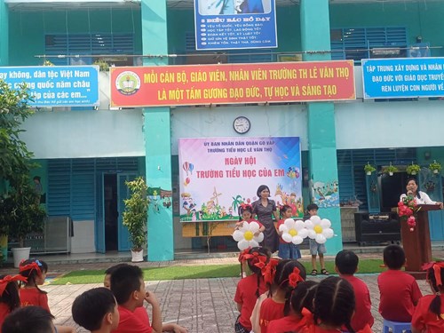 Trường mầm non Sen Hồng tổ chức cho trẻ tham quan trường tiểu học Lê Văn Thọ - Phường 13 .