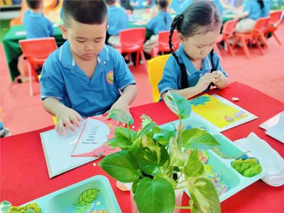 Hoạt động làm thiệp tặng Cô - Chào mừng ngày nhà giáo Việt Nam 20/11 của các bé thật vui và nhiều ý nghĩa