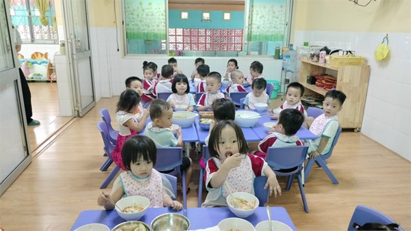 Hình ảnh bữa ăn trong ngày của bé tại trường
