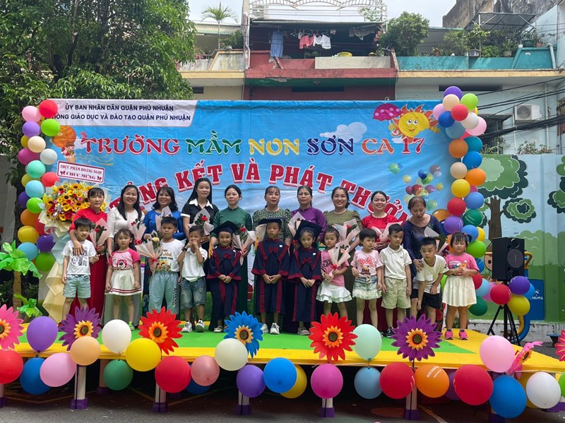 Nhà trường tổ chức Lễ Tổng Kết và Phát thưởng cho các bé.