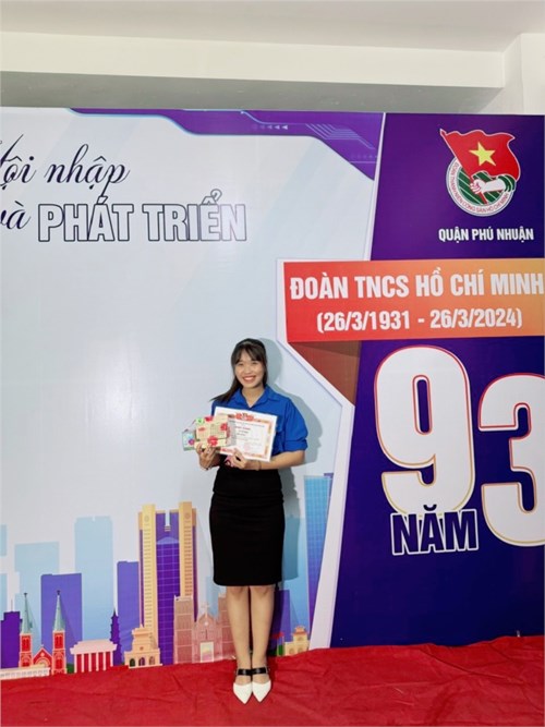 Nhận thưởng Gương Cán Bộ Đoàn, Đoàn Viên Tiêu Biểu Trên Các Lĩnh Vực Năm 2024