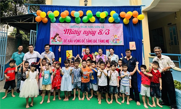 Bé Xâu Vòng Tay Tặng Bà Tặng Mẹ Mừng Ngày 8 Tháng 3