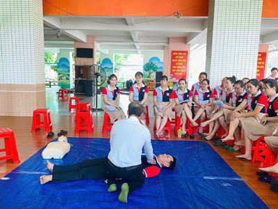 Cán bộ giáo viên và nhân viên trường Mầm non Sơn Ca 1, tham gia lớp hướng dẫn kỹ thuật sơ cấp cứu cơ bản do trung tâm huấn luyện sơ cấp cứu và phòng chống thảm họa thành phố Hồ Chí Minh hướng dẫn.