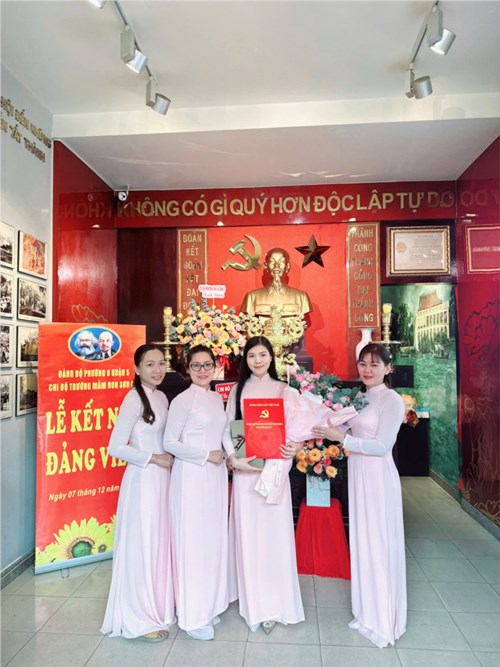 Chi bộ trường mầm non sơn ca tổ chức lễ kết nạp đảng viên mới.