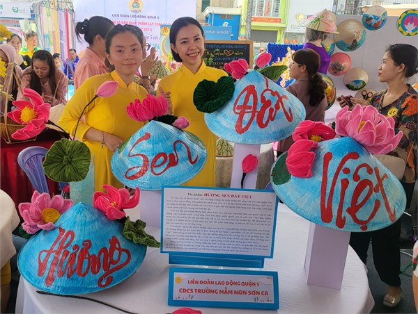 Trường mầm non sơn ca tham gia hội thi trang trí nón lá năm 2024 do liên đoàn lao động quận 5 tổ chức với chủ đề:  hương sen đất việt 