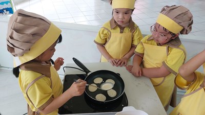 Bé tập làm bánh rán - Lớp Lá 1