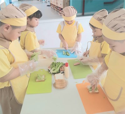 Bé tập làm món:   Bánh mì sandwich sốt mayonnaise  - Lớp Lá 1