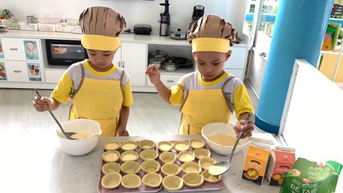 Bé tập làm Bánh Tart Trứng - Lớp Lá 2