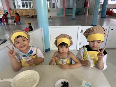 Bé tập làm món:  Sữa chua việt quốc  - Lớp Mầm 1