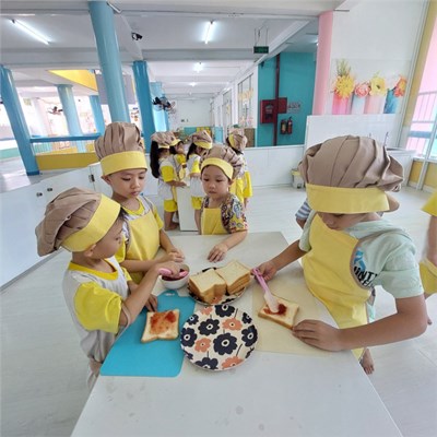Bé tập làm bánh mì phết mứt dâu - Lớp Lá 2