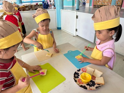 Bé tập làm Bánh mì phết bơ - Lớp Mầm 2