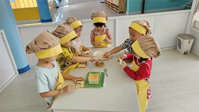 Bé làm thợ bánh, món bánh mì bơ đậu phộng