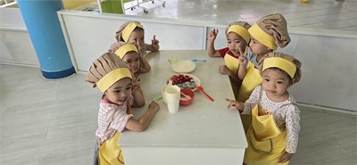 Bé tập làm món:   Sữa chua trái cây 