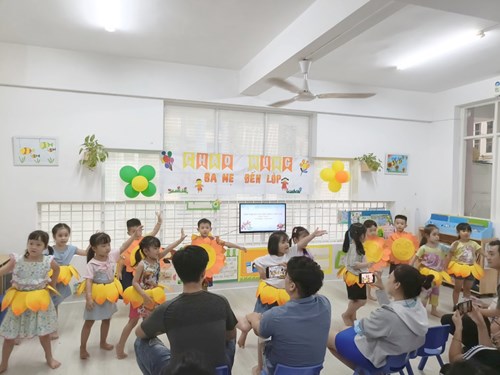 Phụ huynh lớp chồi 2 tham dự buổi họp tổng kết cuối năm. năm học 2023-2024.