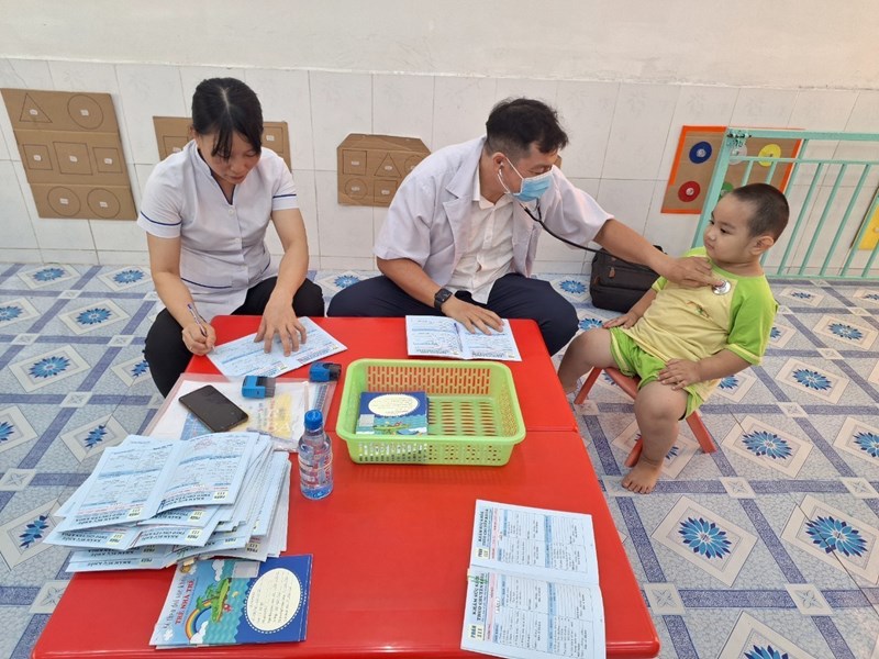 Mầm non sơn ca 2 tổ chức khám sức khỏe lần 2 cho trẻ tại trường