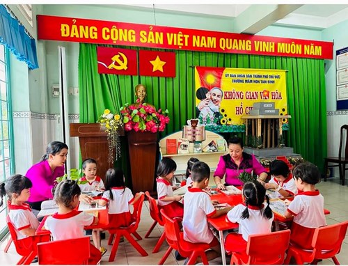 Công đoàn cơ sở trường Mầm non Tam Bình đã duy trì thường xuyên hoạt động tăng cường cho trẻ từng lớp tham quan, tìm hiểu, lắng nghe cô đọc các câu chuyện hay về Bác Hồ tại  Không gian văn hóa Hồ Chí Minh  của đơn vị mỗi tuần.