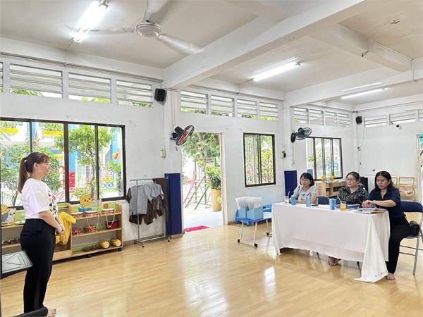 Cô phan thị thiên mai giáo viên lớp lá 4 trường mầm non quận tham gia hội thi giáo viên giỏi cấp quận