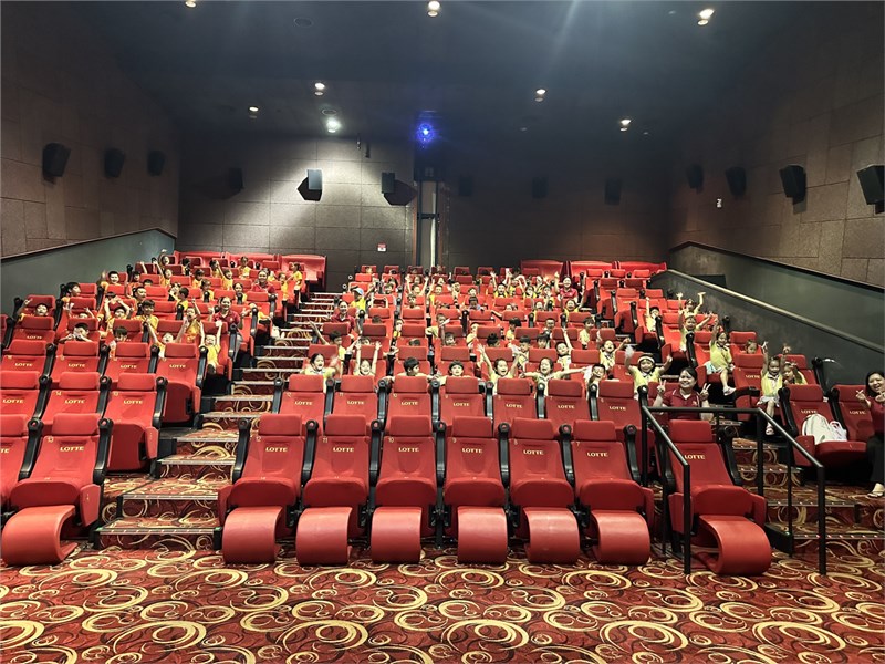 Trường mầm non quận tổ chức hoạt động trải nghiệm cho trẻ đi xem phim và ăn gà rán jollibee