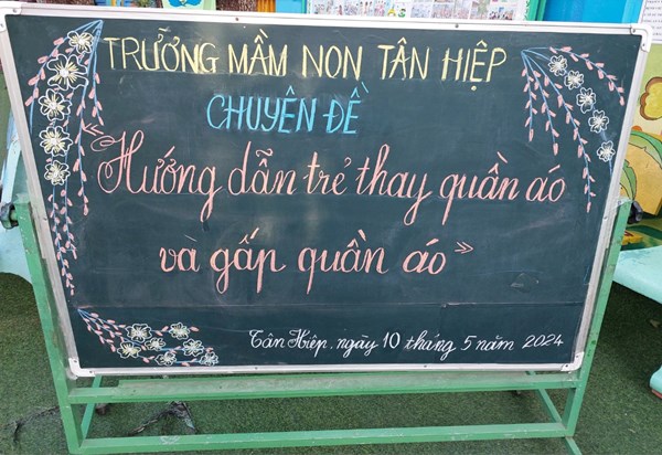 Trường Mầm non Tân Hiệp tổ chức chuyên đề   gấp quần áo 