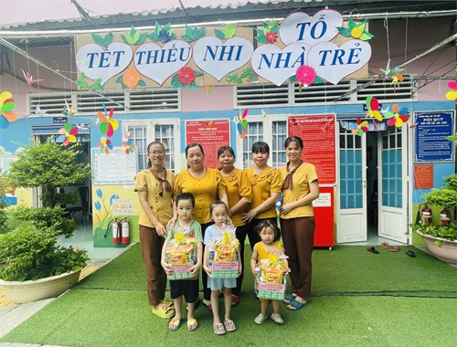 Trao tặng quà khuyến học cho học sinh gia đình khó khăn
