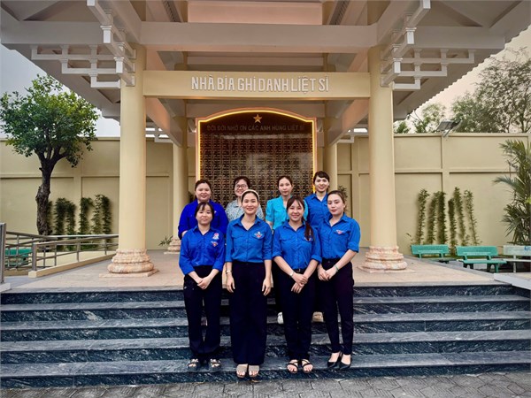 Chi đoàn Trường Mầm non Tân Hòa tổ chức dâng hương kỷ niệm 84 năm ngày Nam Kỳ khởi nghĩa (23/11/1940 - 23/11/2024) tại Bia tưởng niệm Cầu Xáng.