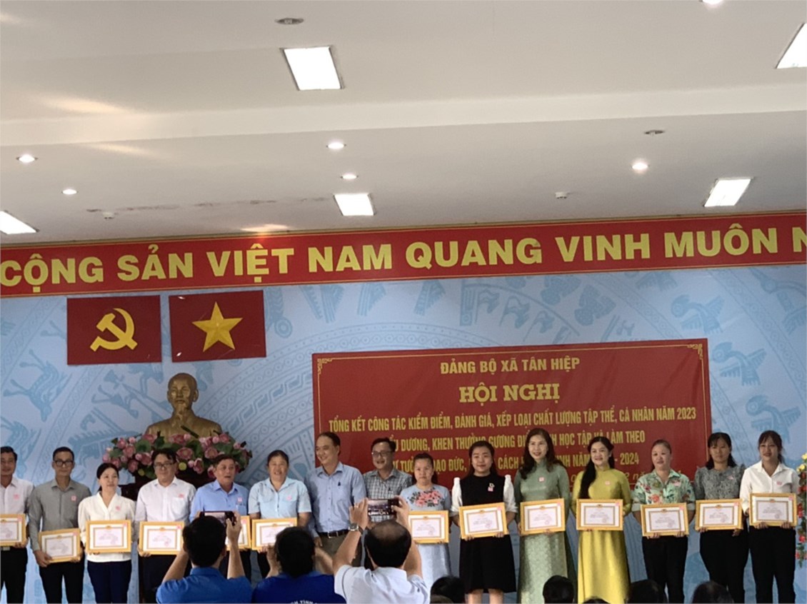 Đảng viên chi bộ nhận khen thưởng  Đảng viên hoàn thành xuất sắc nhiệm vụ  năm 2023.