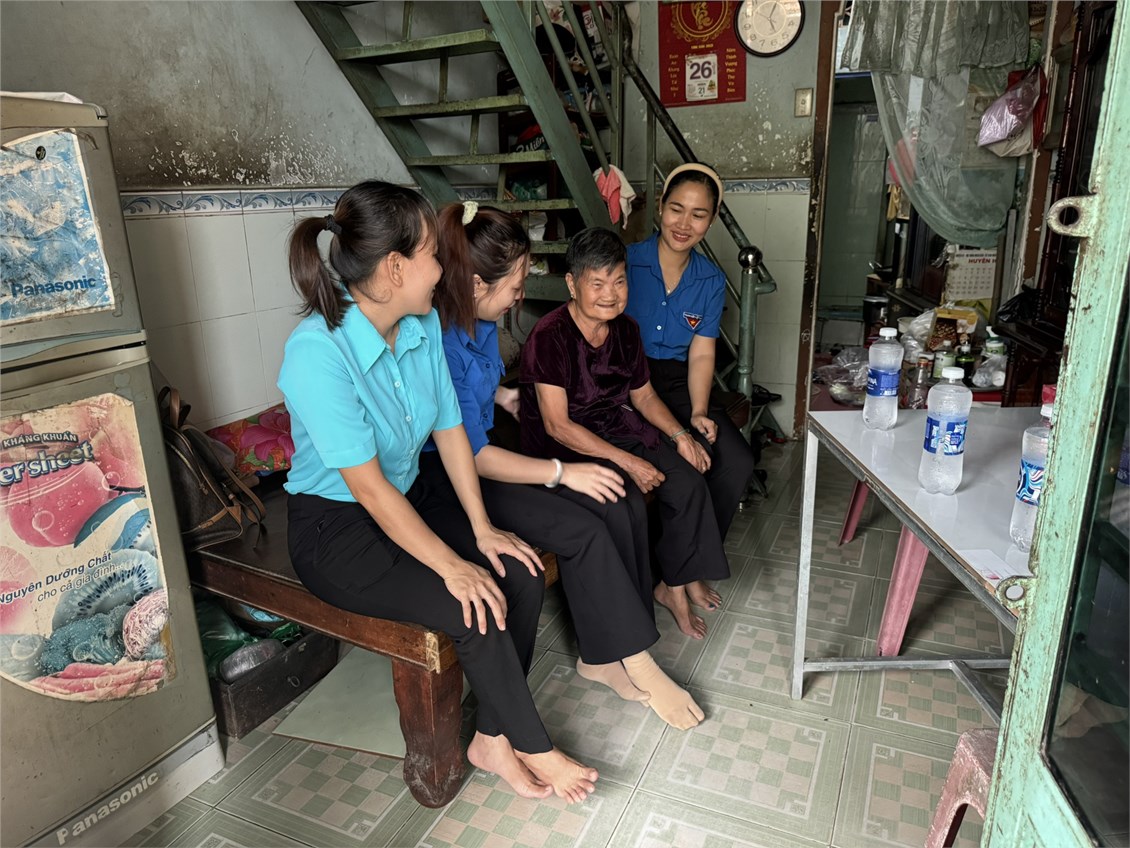 Chi đoàn trường Mầm non Tân Hòa thăm Mẹ Liệt sĩ nhân kỷ niệm 77 năm ngày Thương binh Liệt sĩ (27/7/1947 - 27/7/2024).