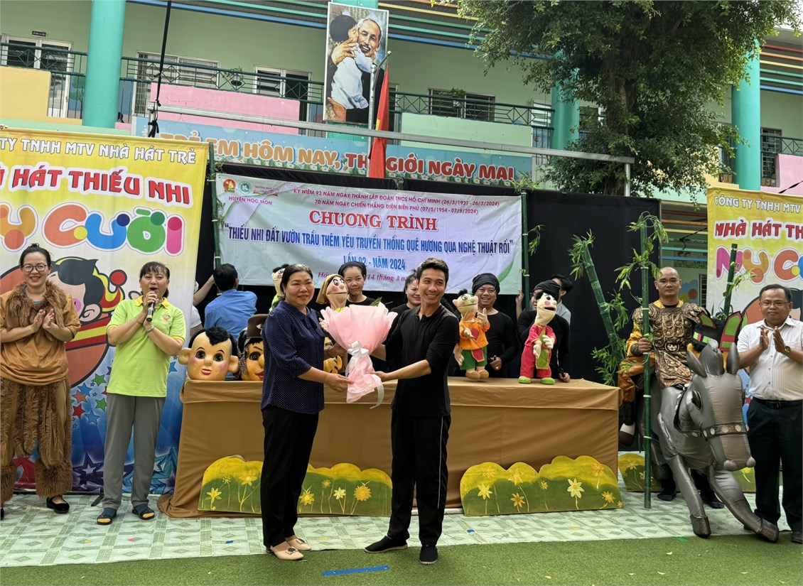 Tổ chức Chương trình  Thiếu nhi Đất Vườn Trầu thêm yêu truyền thống quê hương qua nghệ thuật múa rối .