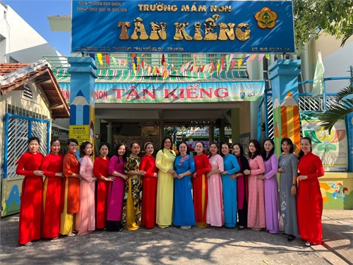Hưởng ứng tuần lễ áo dài năm 2024 nhằm chào mừng kỷ niệm 114 năm ngày Quốc tế phụ nữ 08/3. Cô và trò trường Mầm non Tân Kiểng thật rực rỡ trong sắc màu đầy duyên dáng