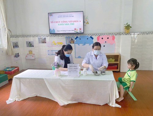 Trường Mầm non Tân Phú phối hợp Trạm Y tế phường Tân Phú tổ chức cho trẻ 19 - 36 tháng uống bổ sung Vitamin A.