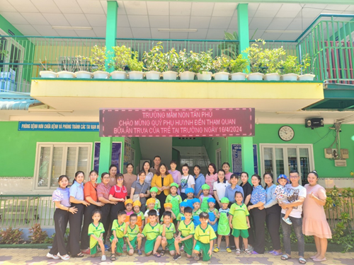 Trường Mầm non Tân Phú đã mời Ban đại diện cha mẹ học sinh của các lớp đến tham quan buổi ăn trưa của trẻ tại trường