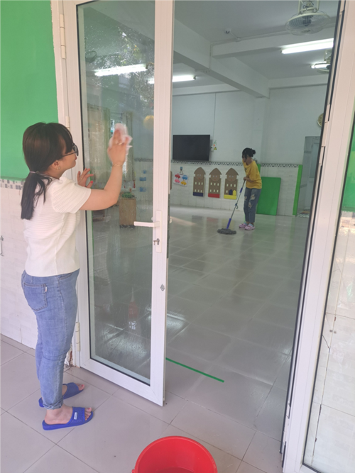 Ngày 18/02/2024, giáo viên, nhân viên nhà trường làm tổng vệ sinh  phòng học, sân trường, phòng chức năng, nhà bếp… chuẩn bị cho công tác đón trẻ đi học trở lại sau kỳ nghĩ tết Nguyên Đán năm 2024.