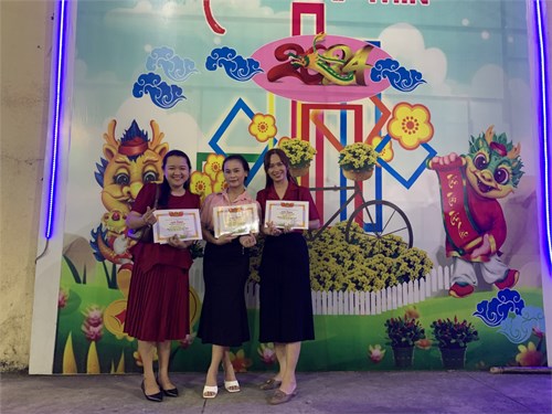 Các cô đạt giải trong Hội thi sáng tác ảnh nghệ thuật: Cô Phạm Thị Thanh Thảo, cô Huỳnh Thị Tuyết Mai, Cô Võ Ngọc Phong Trúc