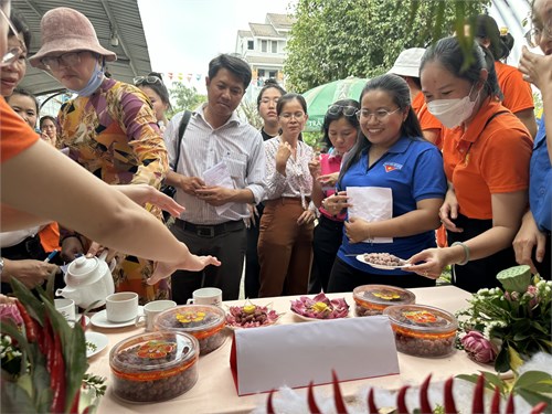 Tham gia thi làm mứt Tết năm 2024.
