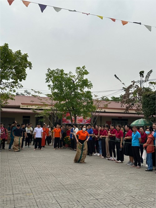 Tham gia thi trò chơi vận động tại Ủy ban Nhân dân xã nhân dịp Tết năm 2024.