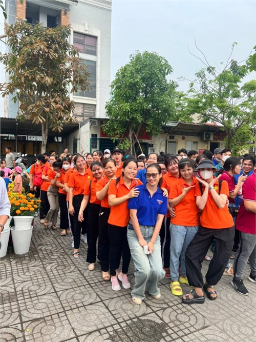 Tham gia thi trò chơi vận động tại Ủy ban Nhân dân xã nhân dịp Tết năm 2024.