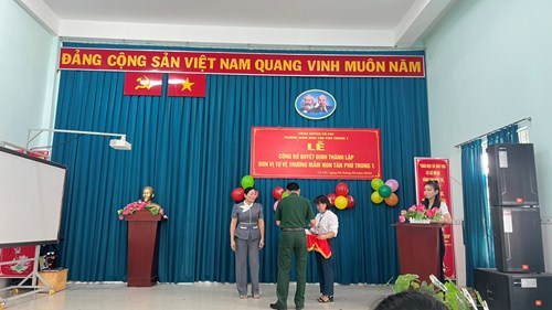 Lễ trao quyết định thành lập Tiểu đội Dân quân tự vệ Trường Mầm non Tân Phú Trung 1.