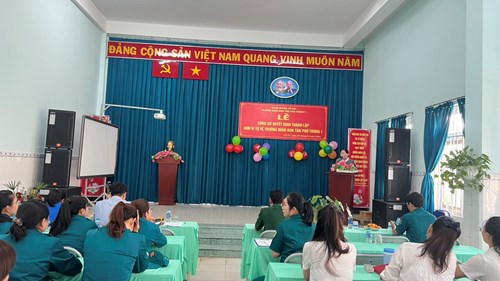 Lễ trao quyết định thành lập Tiểu đội Dân quân tự vệ Trường Mầm non Tân Phú Trung 1.