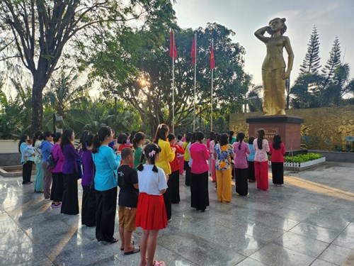 Tập thể Sư phạm Trường Mầm non Tân Phú Trung 1 tổ chức chuyến về nguồn viếng đền tưởng niệm Anh hùng lực lượng vũ trang Nhân dân Võ Thị Sáu tại Bà Rịa- Vũng Tàu.
