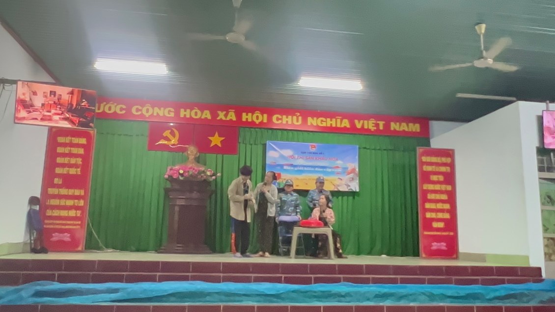 Chi đoàn trường tham gia Hội thi sân khấu hoá về tuyên truyền biên giới biển đảo cấp cụm năm 2024.