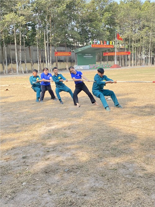Chi đoàn phối hợp tham gia hội thao cùng lực lượng Dân quân tự vệ xã.