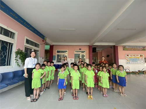 Tham quan trường Tiểu học của các bé 5 tuổi.