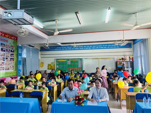 Tham quan trường Tiểu học của các bé 5 tuổi.