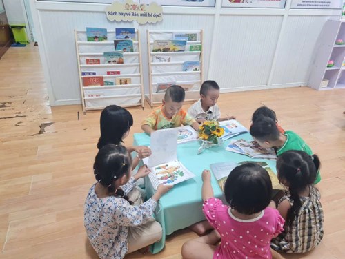 Các bé trải nghiệm tại không gian văn hóa hồ chí minh