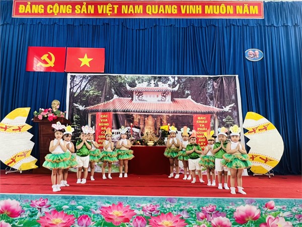 Hòa trong không khí của cả nước hướng về cội nguồn của dân tộc Trường Mầm non Tân Thông Hội 1 tổ chức Lễ Giỗ Quốc tổ Hùng Vương (Mùng 10 tháng 3 Âm lịch)