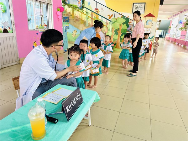 Trường MN Tân Thông Hội 2 tổ chức khám sức khoẻ cho các bé đầu năm học (ngày 11/9/2024)